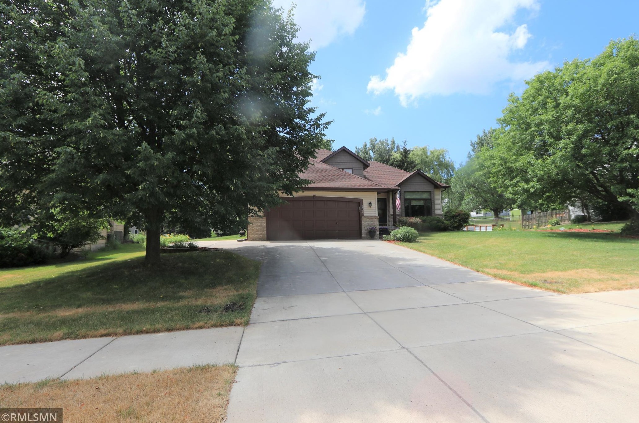 16255 Grove Trl, Lakeville, MN 55044-6272