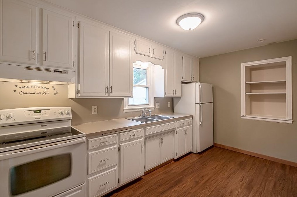 211 S Montgomery Ave, Le Center, MN 56057