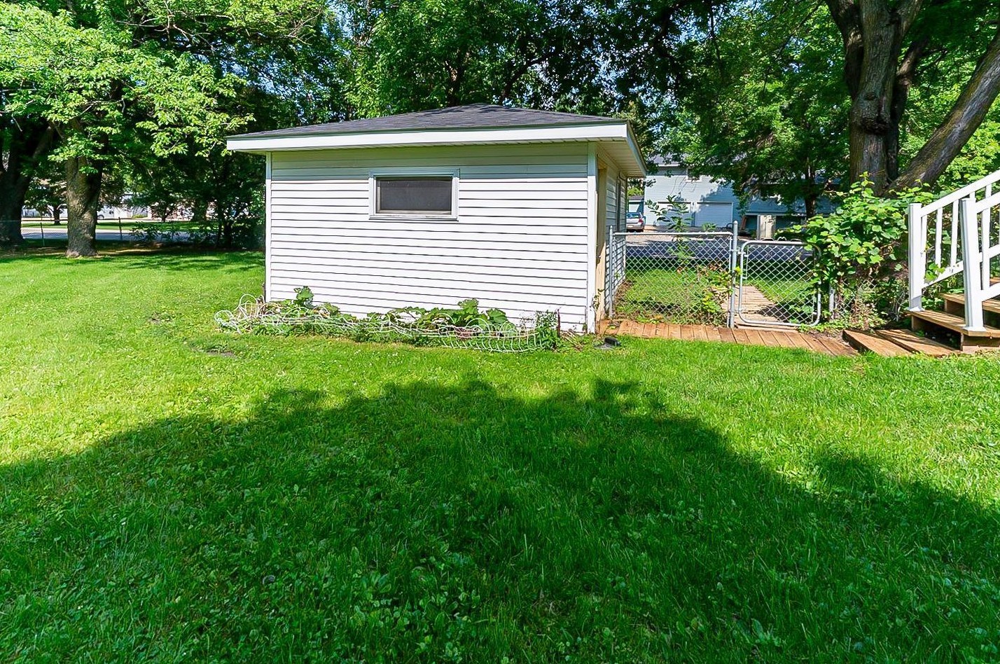 206 2nd St, Dodge Center MN 55927-9101 exterior