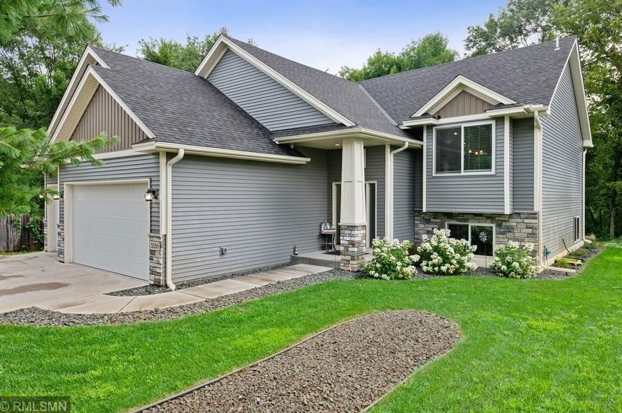 3250 Riverbank Dr, Isanti, MN 55040-4336