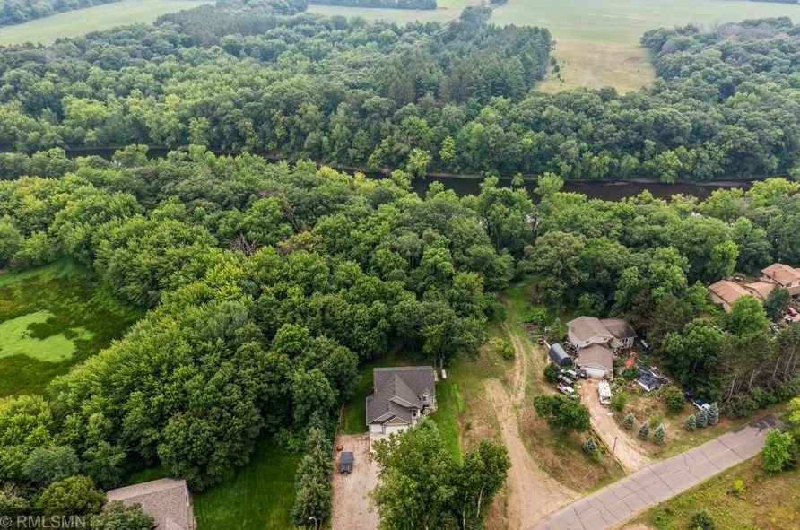 3250 Riverbank Dr, Isanti MN  55040-4336 exterior