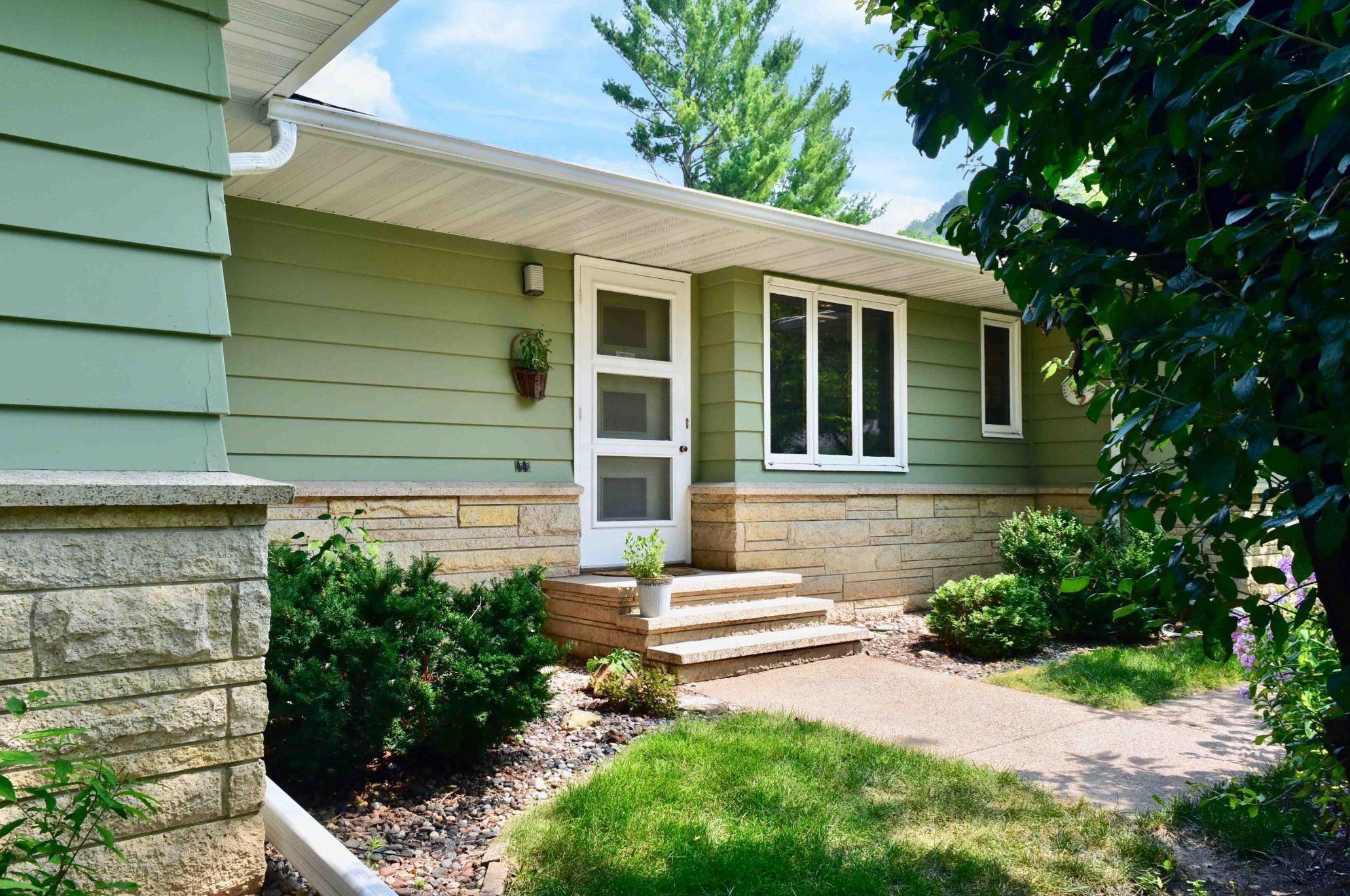 574 Sunset Dr, Wilson, MN 55987-2171