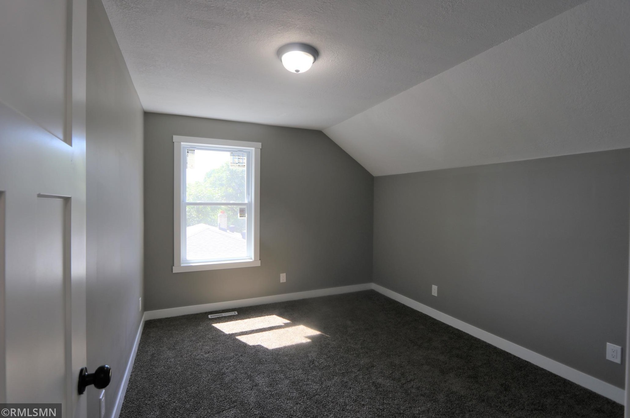 1475 Pacific St, Saint Paul MN  55106-6512 exterior