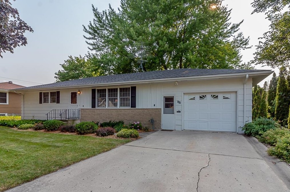 360 S Waterville Ave, Le Center, MN 56057