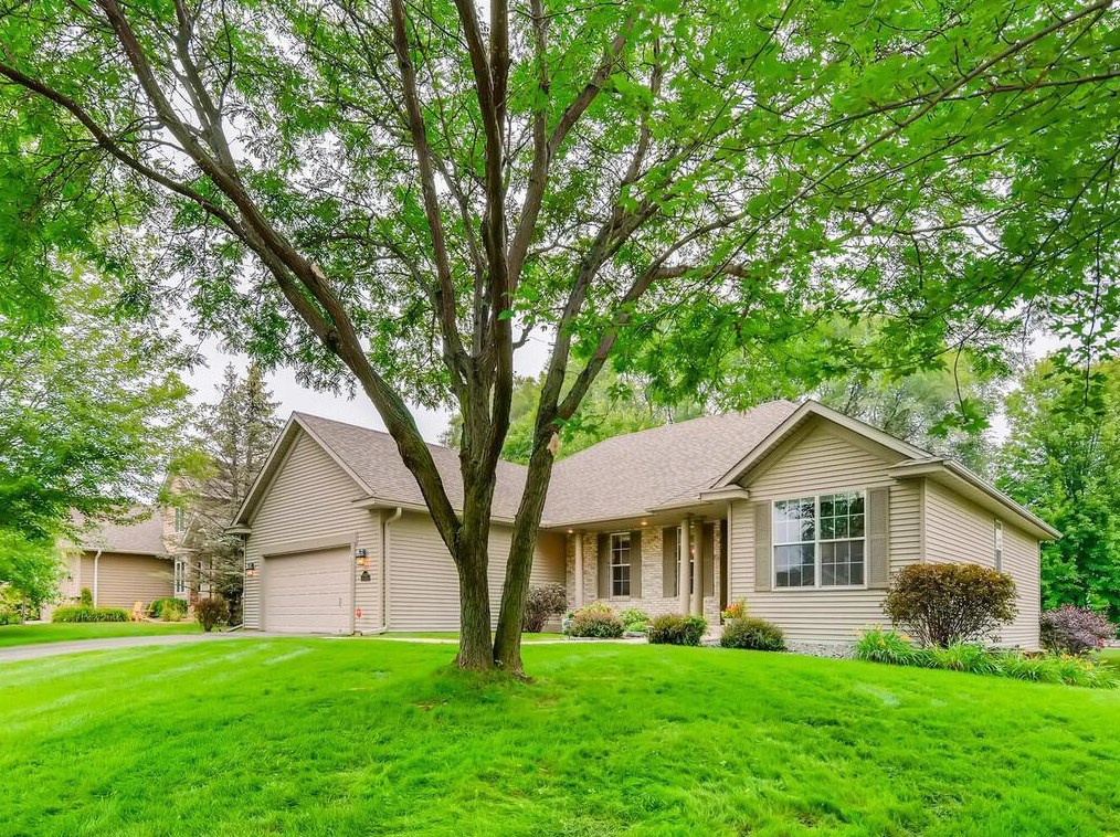 10532 Glen Eagle Rd, Saint Paul, MN 55129-4216