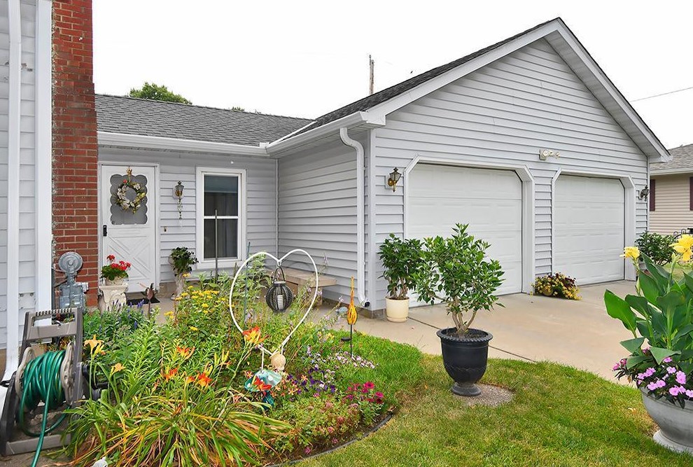 121 22nd Ave Sw, Faribault, MN 55021