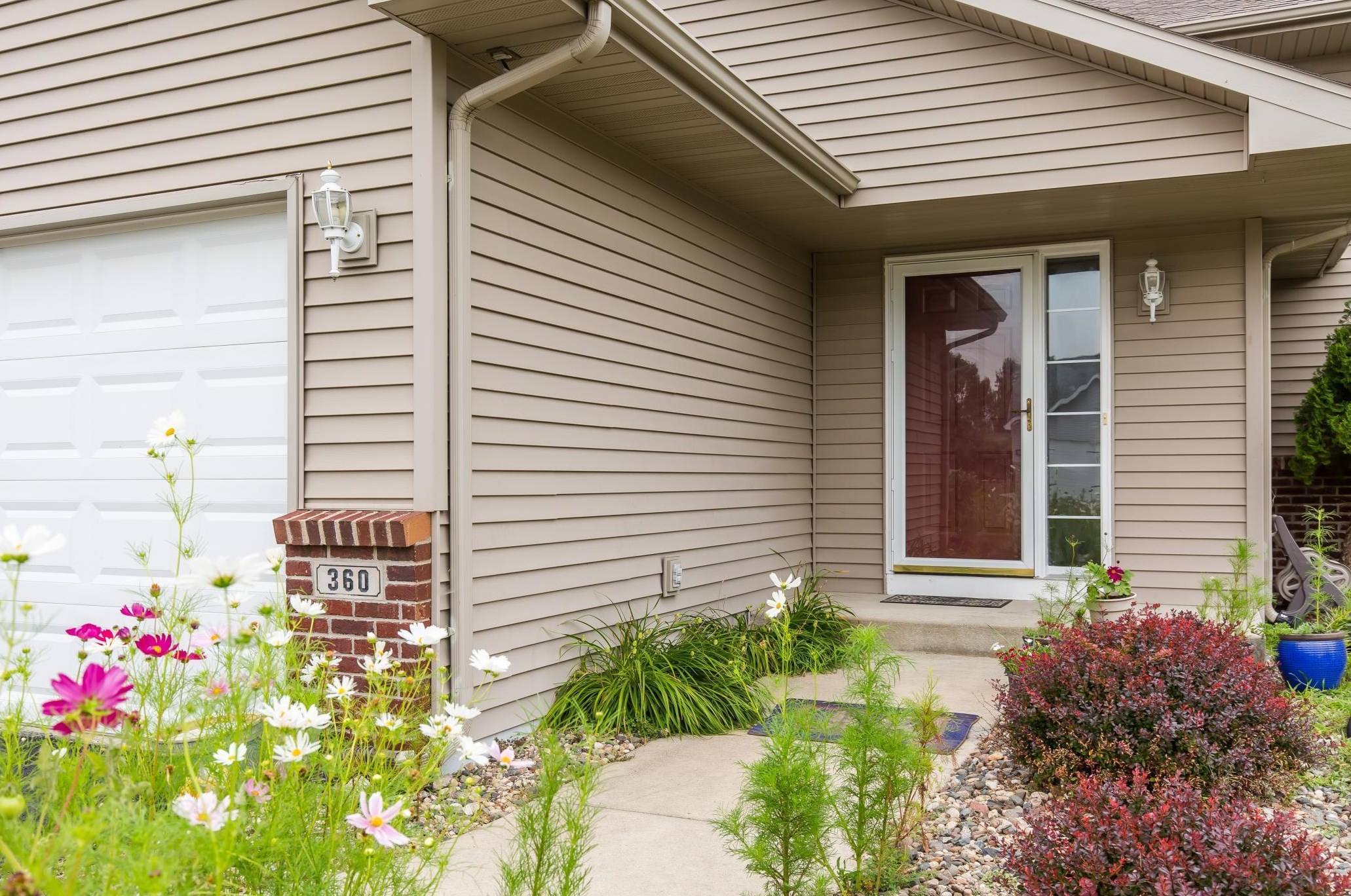 360 E Woodridge Dr, Le Center, MN 56057