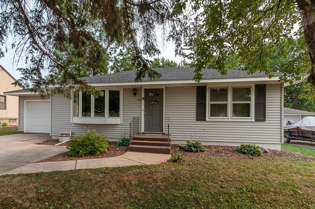 355 W Tyrone St, Le Center, MN 56057