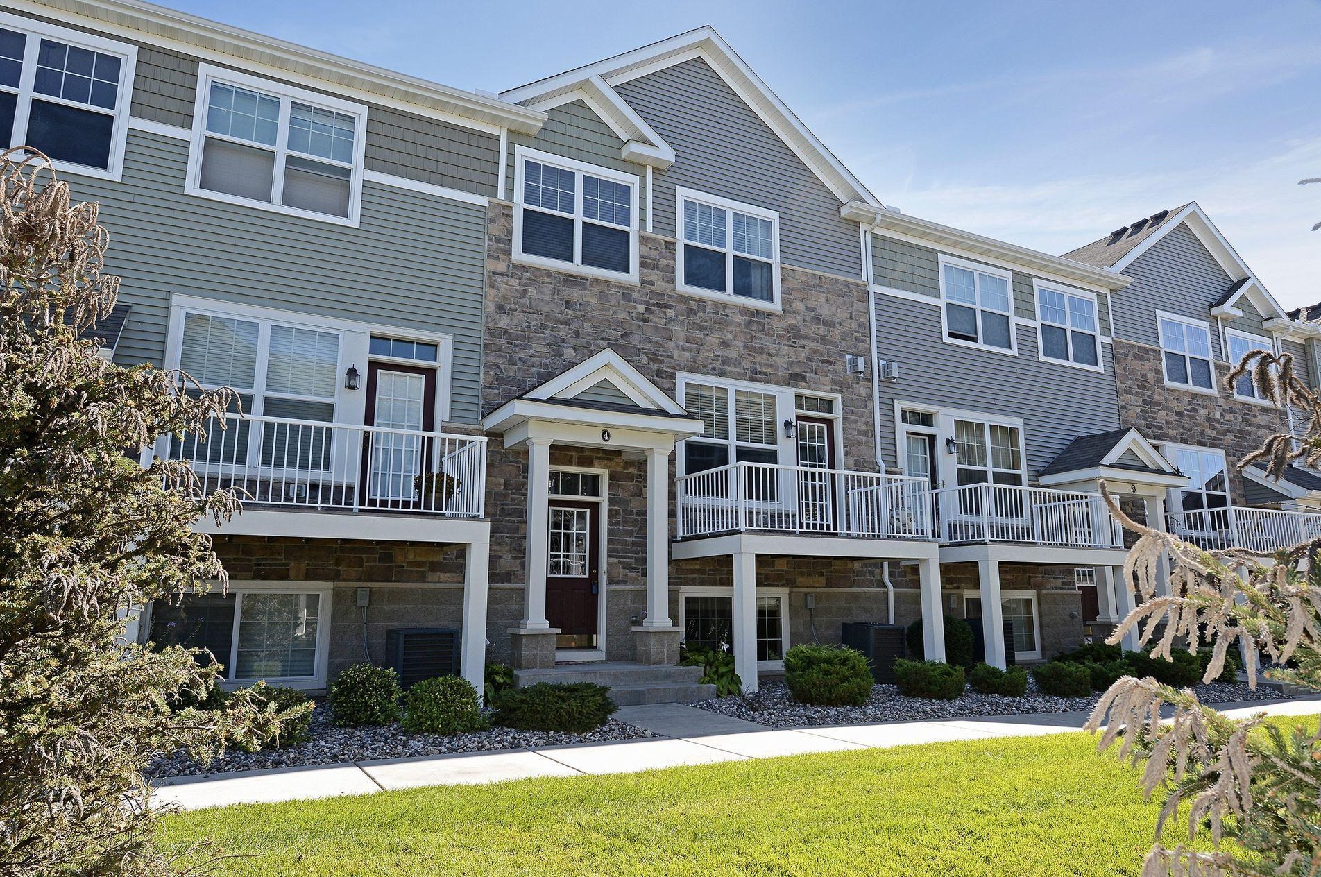 1822 Colonial Ln, Chanhassen MN 55317-4678 exterior