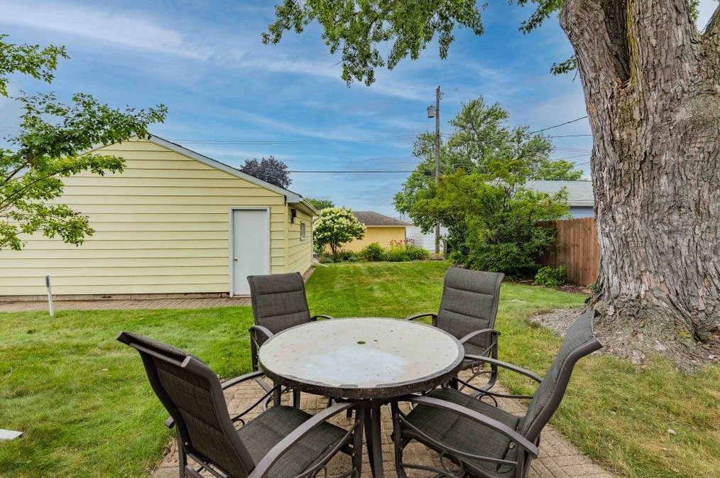 1638 Sherwood Ave, Saint Paul MN  55106-2215 exterior