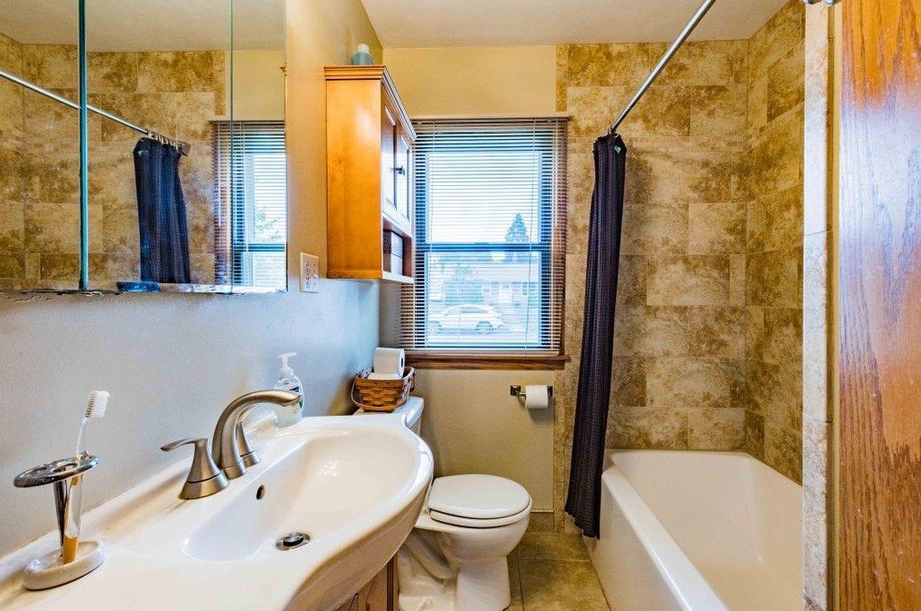 1638 Sherwood Ave, Saint Paul MN  55106-2214 exterior