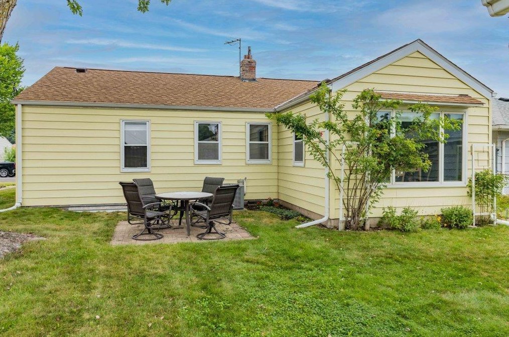 1638 Sherwood Ave, Saint Paul, MN 55106-2215