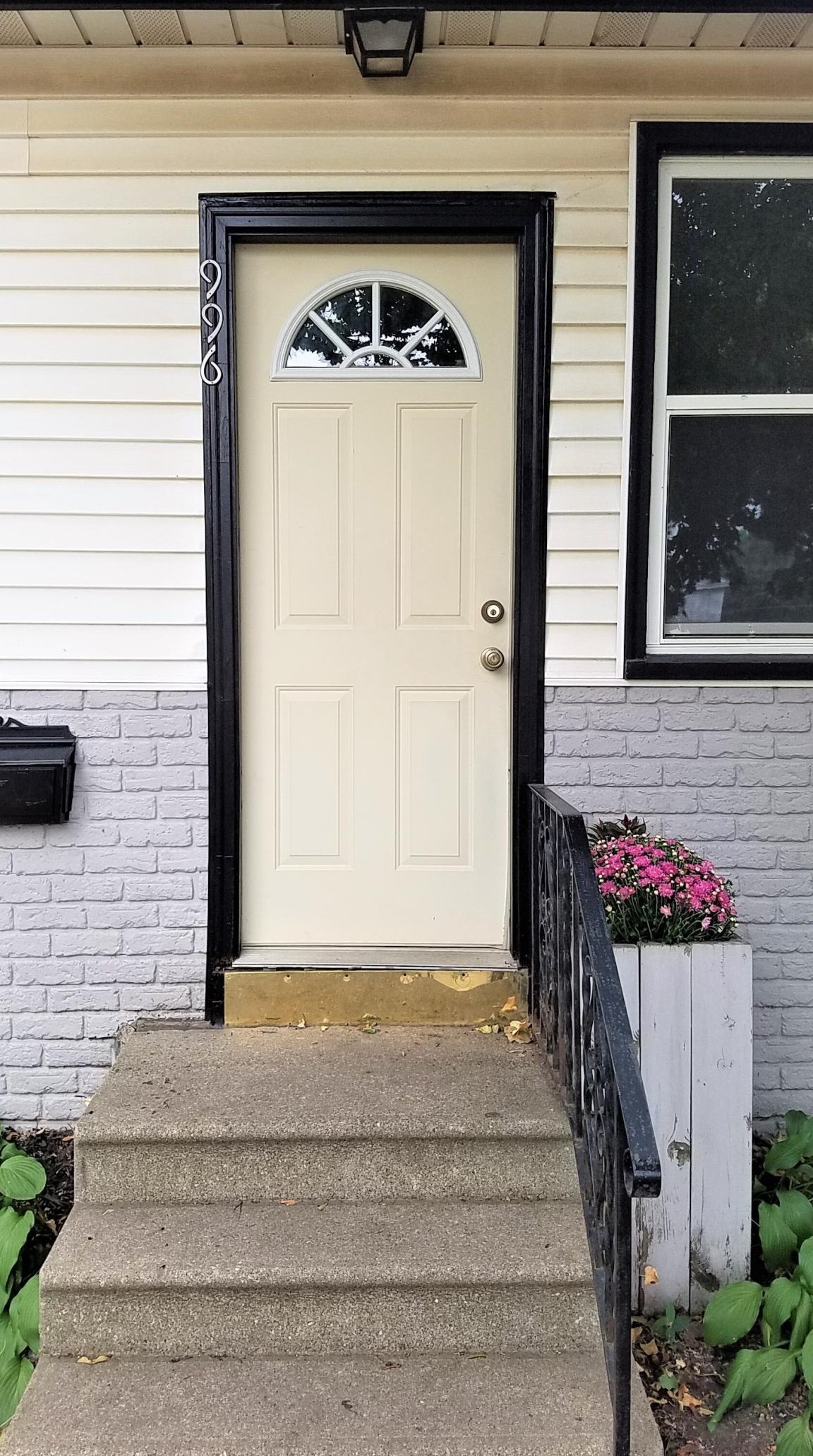 996 Charles Ave, Saint Paul, MN 55104-2616