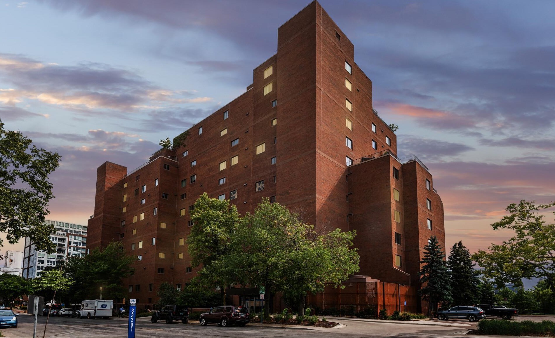 100 2nd St, Minneapolis MN  55401-1421 exterior