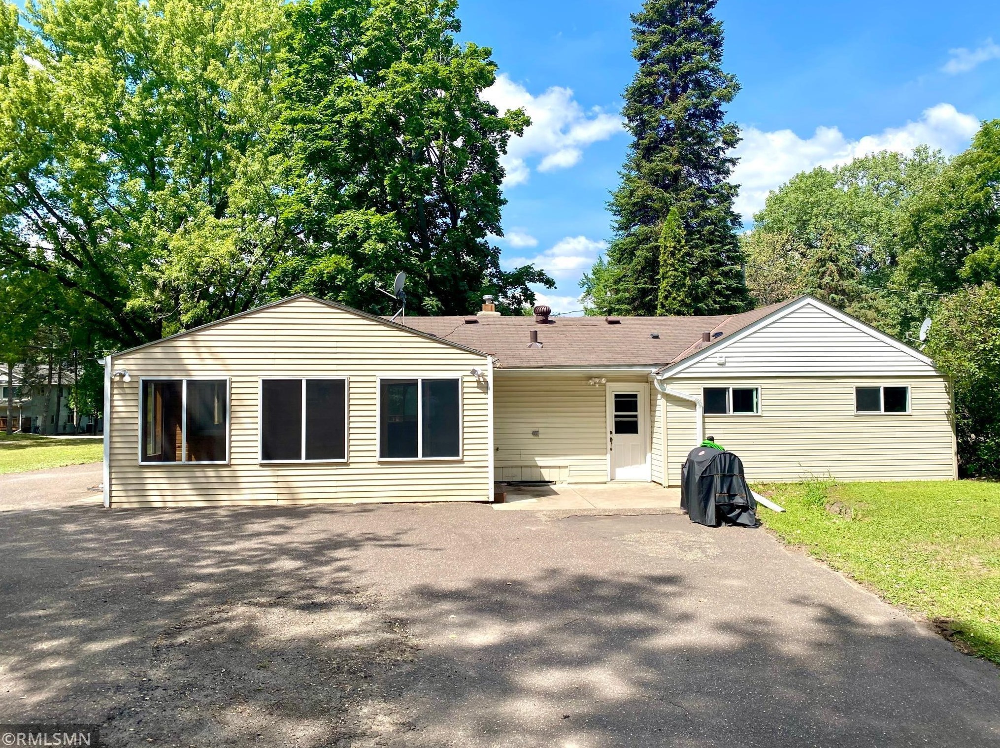 3026 Victoria St, Saint Paul MN  55113-1934 exterior