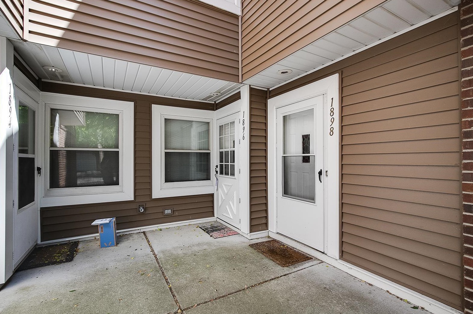 1898 Southpointe Ter, Saint Paul, MN 55122-2285