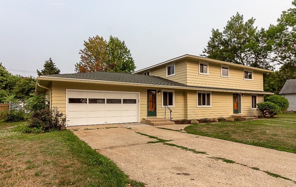 315 N Park Ave, Le Center, MN 56057
