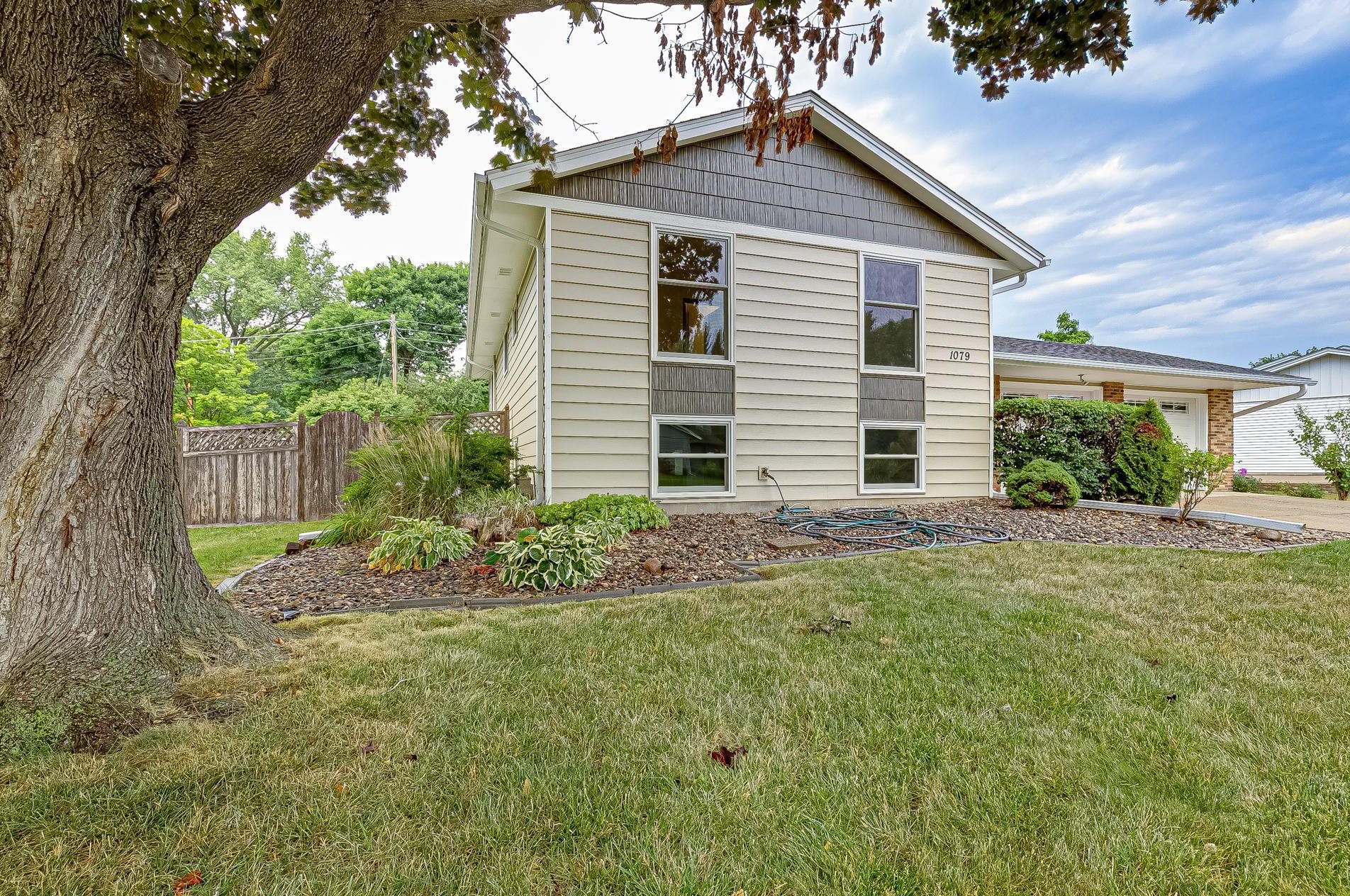 1079 Rome Dr, Saint Paul, MN 55124-9130