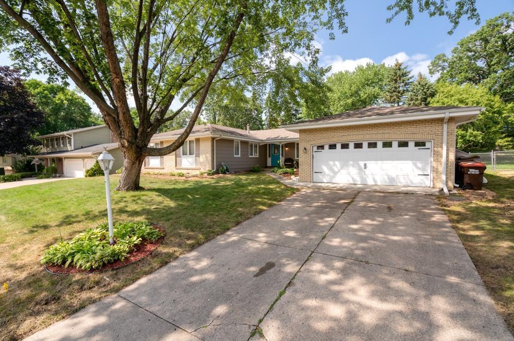 7196 Montrose Rd, Saint Paul, MN 55125