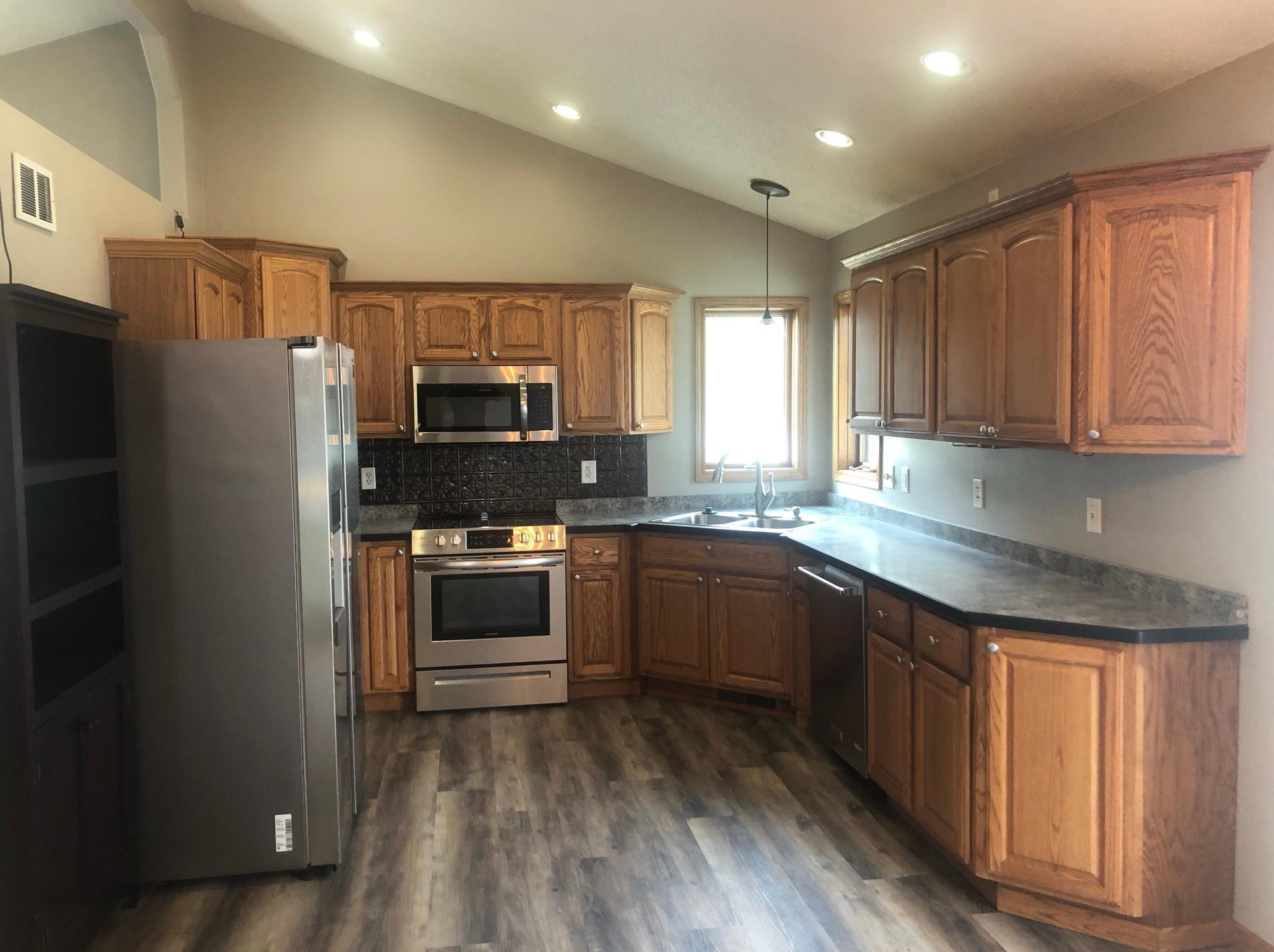 1127 Greenway Blvd, East Grand Forks, MN 56721-3211