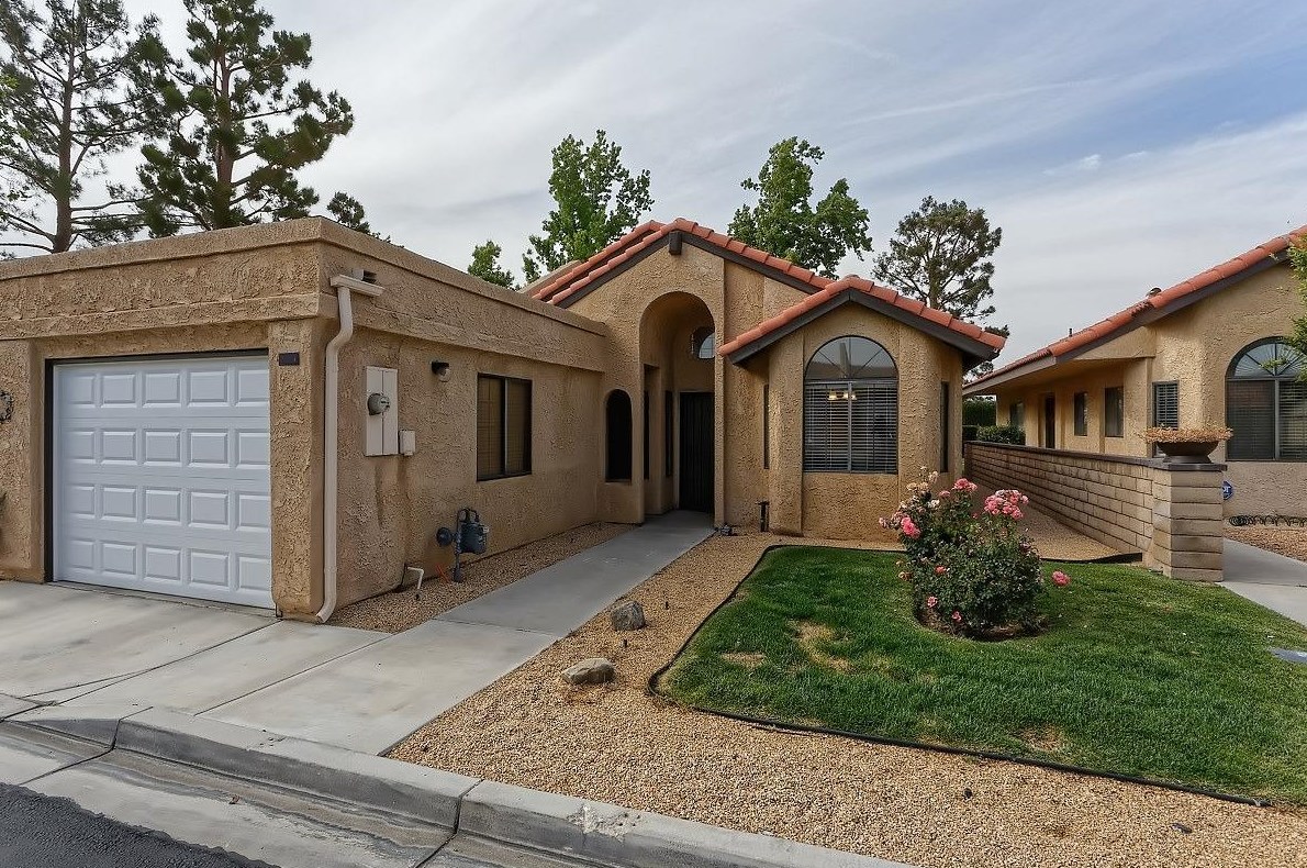 19134 Elm Dr, Apple Valley, CA 92308-8952