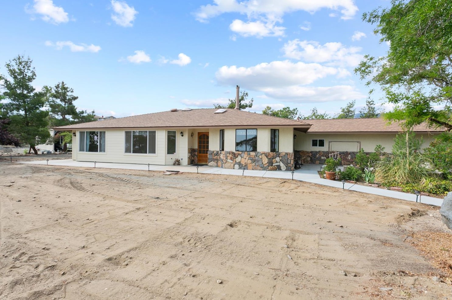 8989 Scrub Oak Dr, Pinon Hills, CA 92372