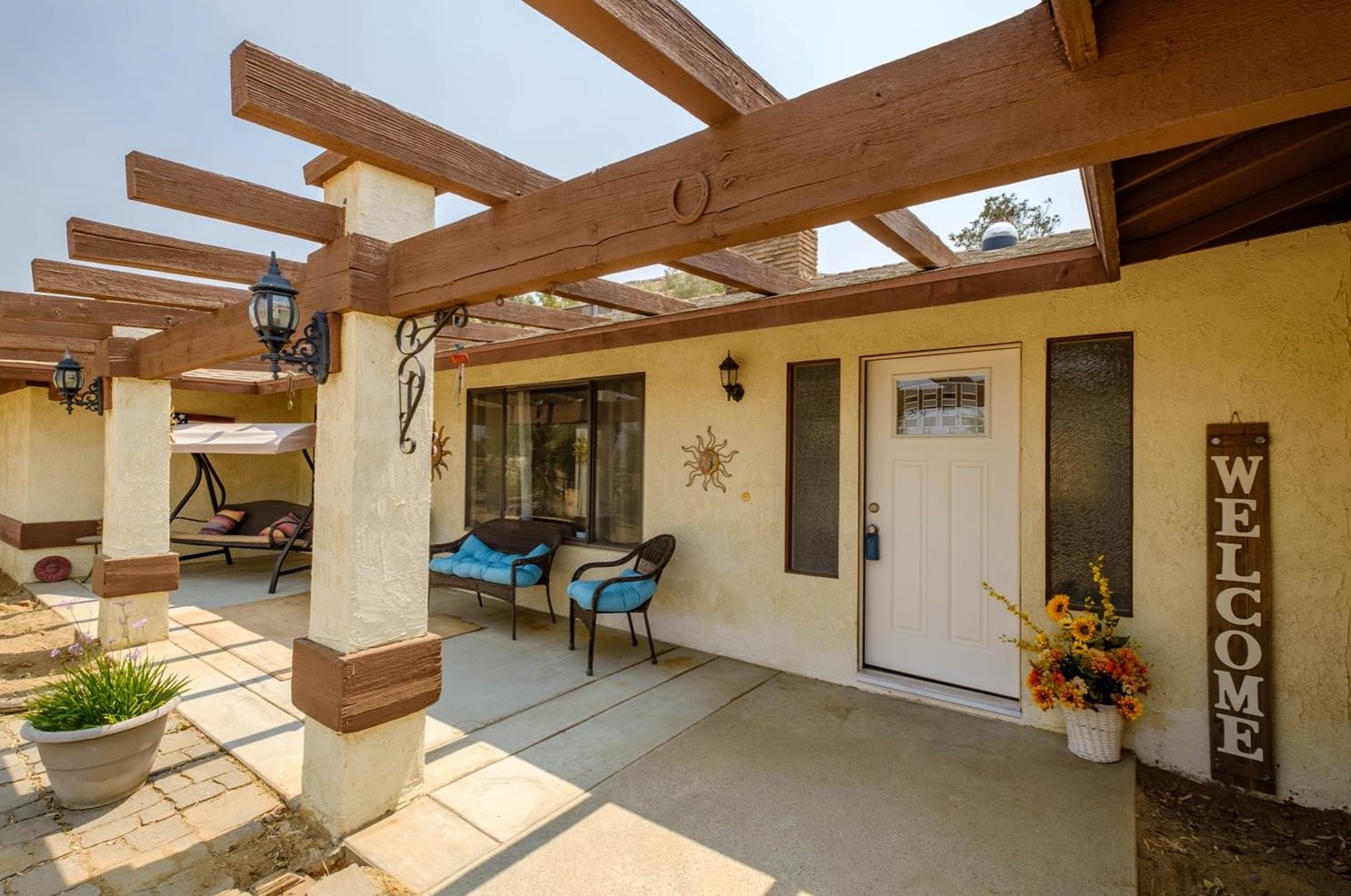 9242 Flora Vista Rd, Apple Valley, CA 92308-8567