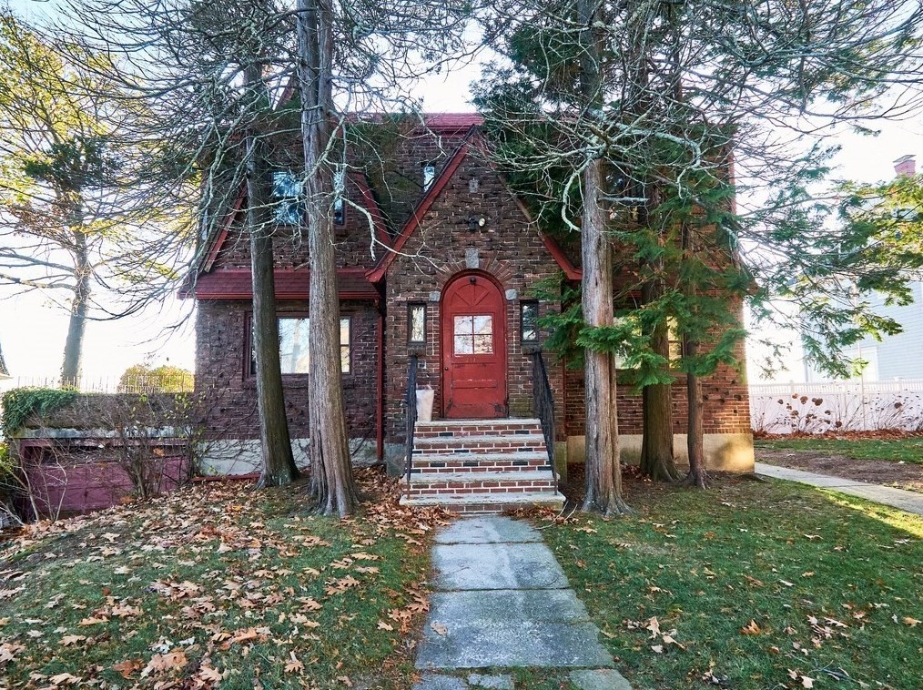 251 Court Rd, Winthrop Hlds, MA 02152 exterior