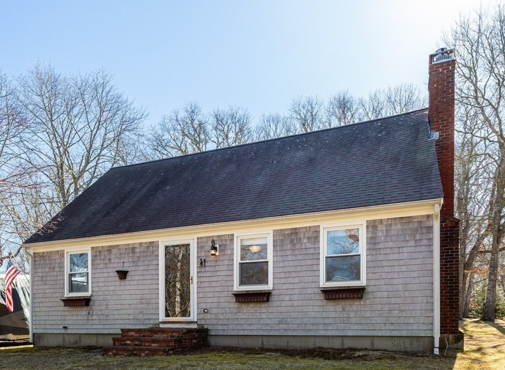 41 Lake St, Cotuit, MA 02635 exterior