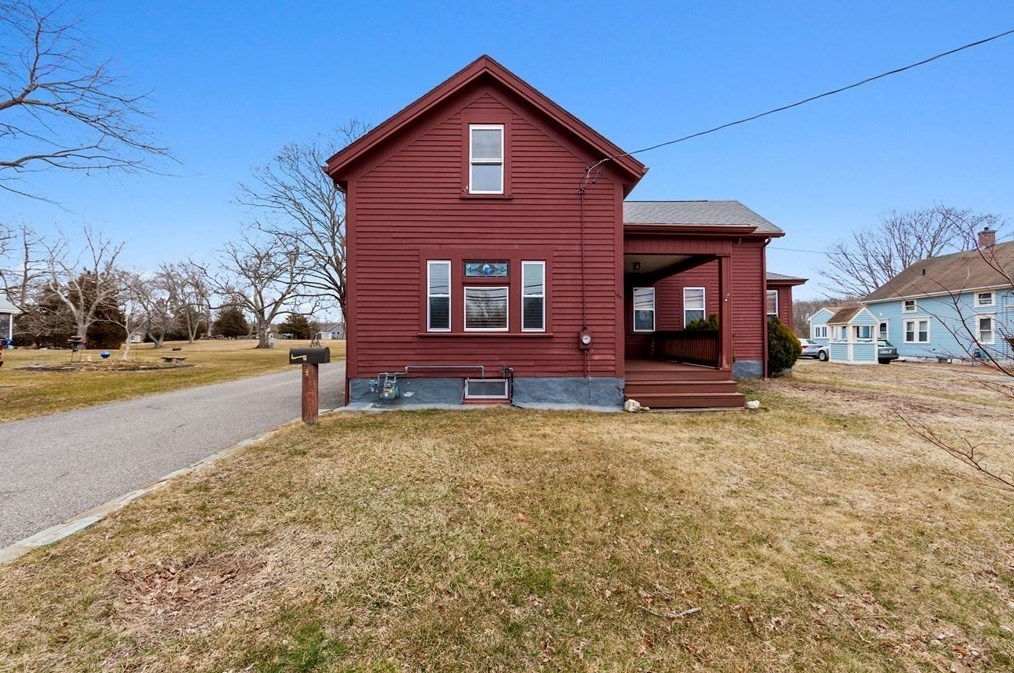 105 Hortonville Rd, Swansea, MA 02777-3657