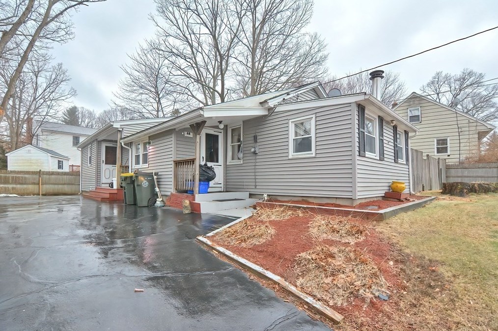 68 Lakeshore Dr, Bellingham, MA 02019-2812