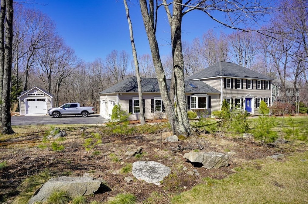 33 Nevada Rd, Tyngsborough, MA 01879 exterior