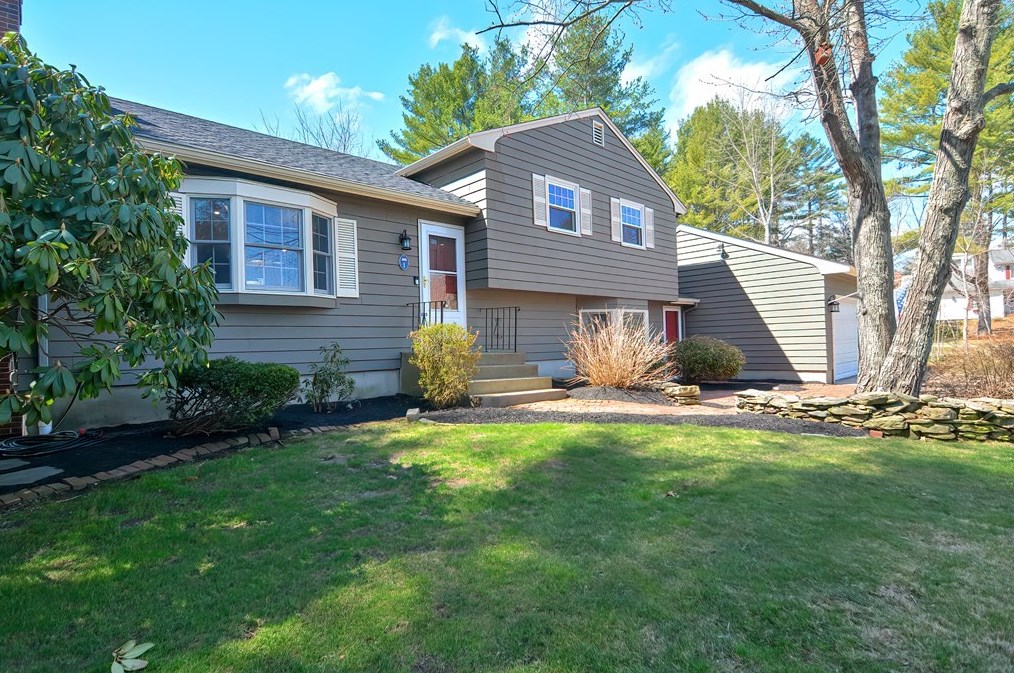 1 Pocahontas Ln, South Attleboro, MA 02703 exterior