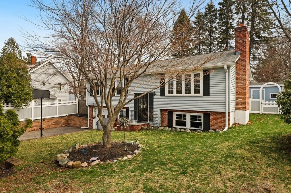 62 Beaver St, Waltham, MA 02453-7006