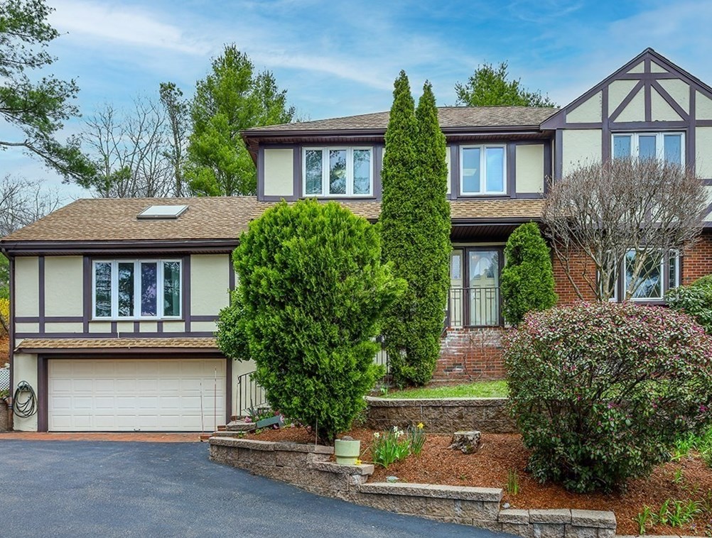 100 Blueberry Ln, Islington, MA 02090-3001