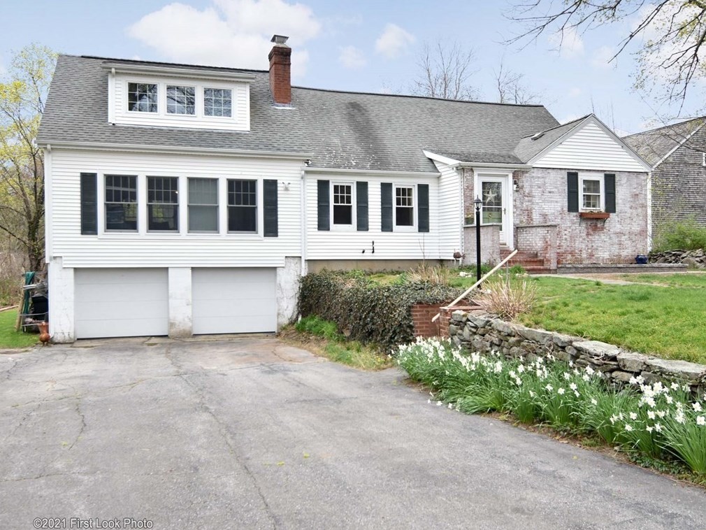 8 Locust Ave, Rehoboth, MA 02769 exterior