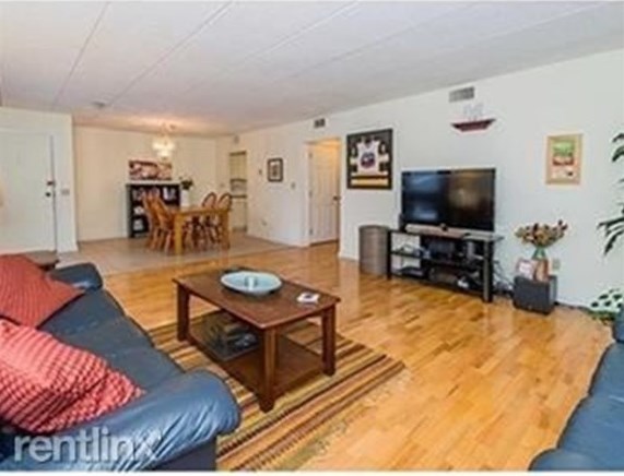 55 Angleside Rd Apt 5, Waltham, MA 02453
