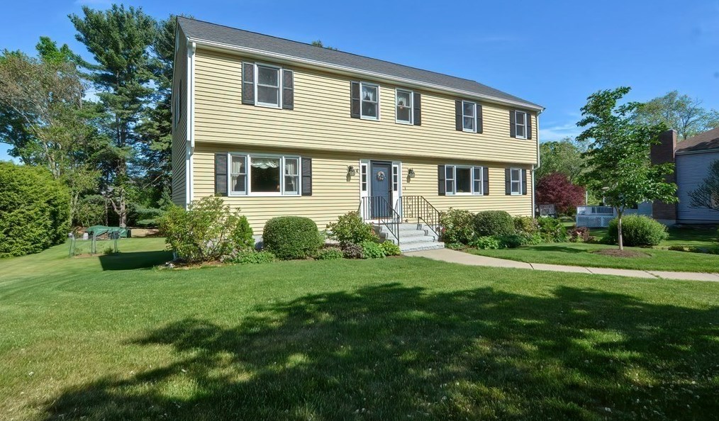 4 Royal Meadow Ln, Framingham, MA 01701 exterior