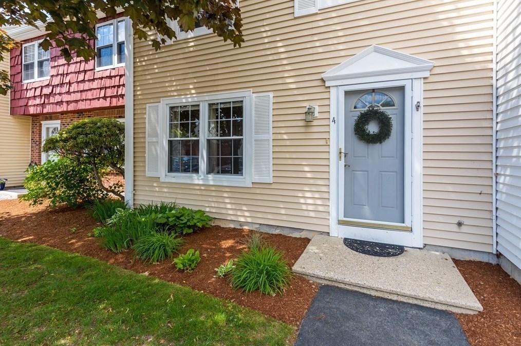 4 Boylston Ln, Lowell, MA 01852-5584