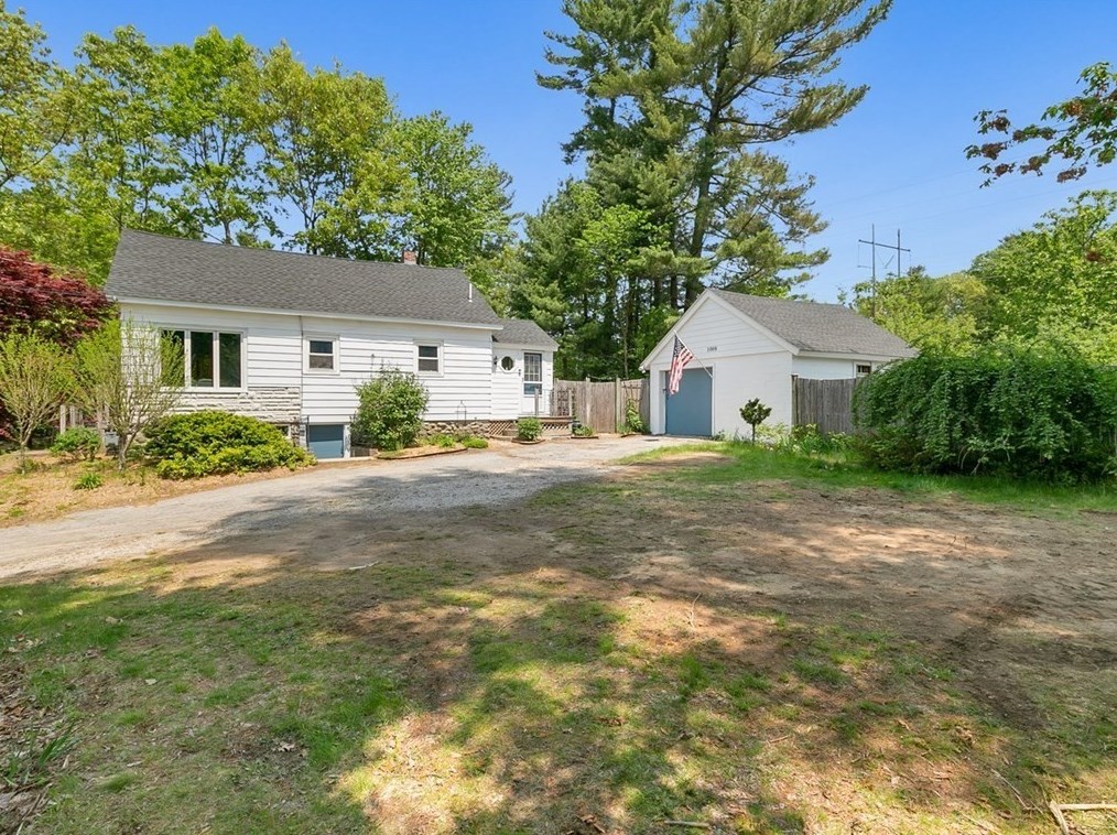 1008 Whipple Rd, Tewksbury, MA 01876 exterior