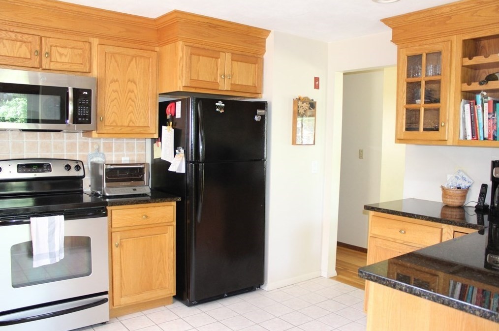 12 Grove St, Bellingham, MA 02019-1002