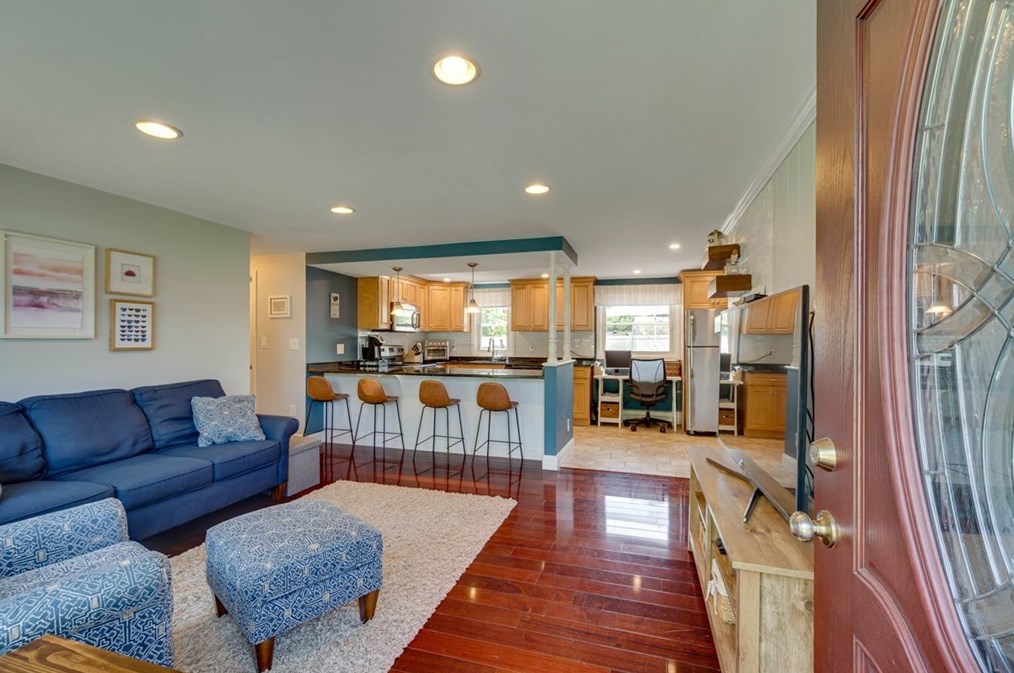 46 Brookfield Cir, Framingham, MA 01701-4035