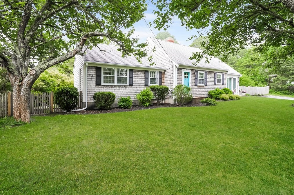 88 Gilbert Ln, Harwichport, MA 02646-1004