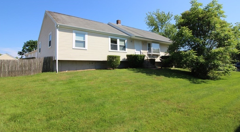 62 Center St, Dartmouth, MA 02748-1709