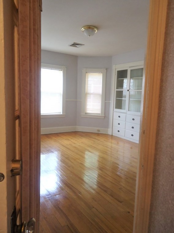 406 Stevens St #2nd Floor, Lowell, MA 01851
