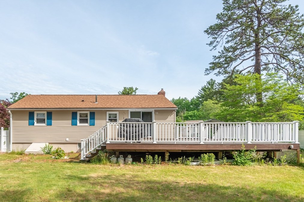 26 Parkwood Dr, East Pepperell, MA 01463-1333