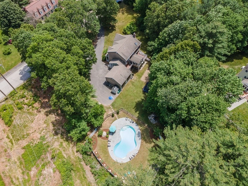 73 Country Club Cir, Pembroke, MA 02359 exterior