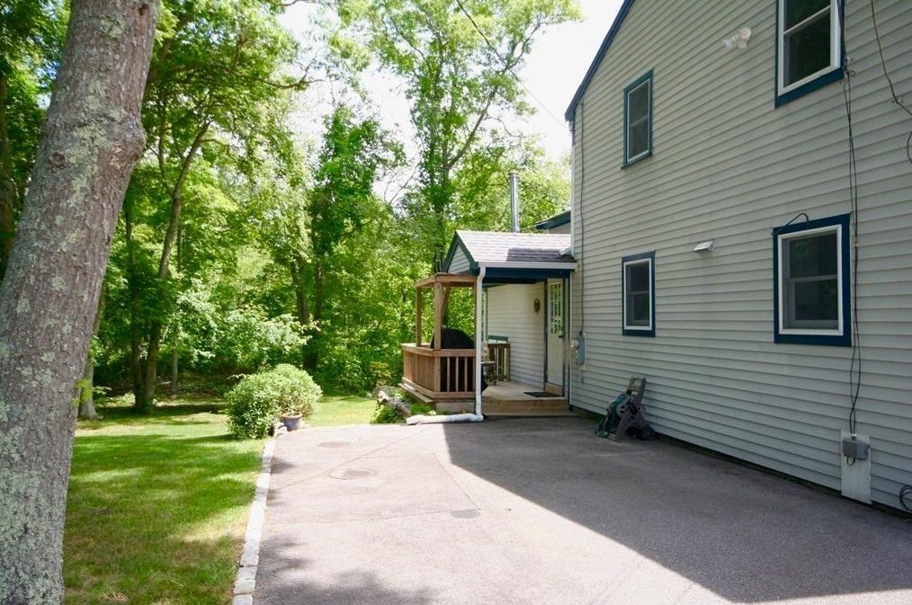 817 County Rd, Bourne, MA 02559-2132