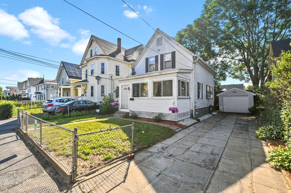 15 4th Ave, Lowell, MA 01854
