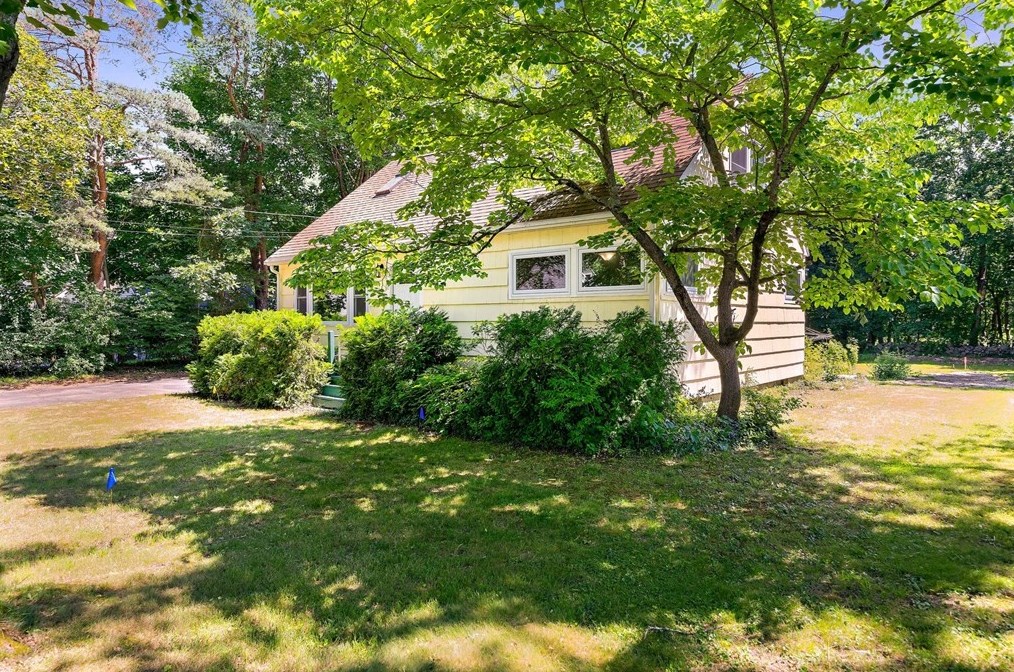 70 Hamilton Rd, Wrentham, MA 02093 exterior